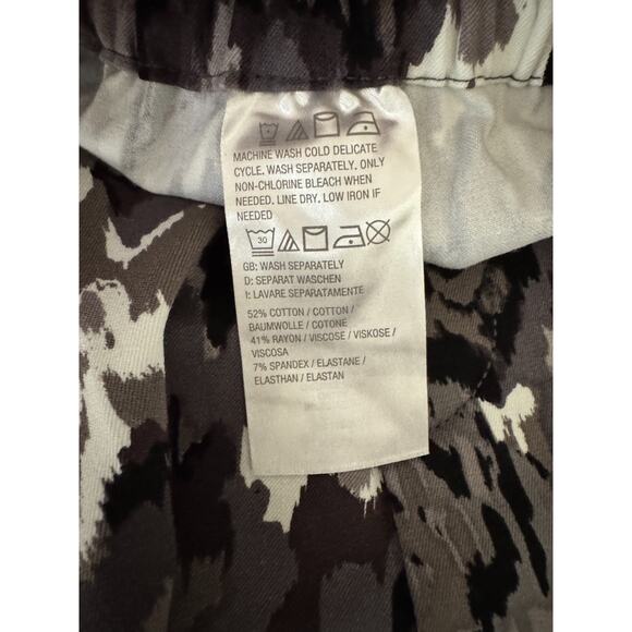 Isaac Mizrahi Live! Petite 24/7 Stretch Bermuda Shorts Black Floral 6 Petite - Picture 9 of 9